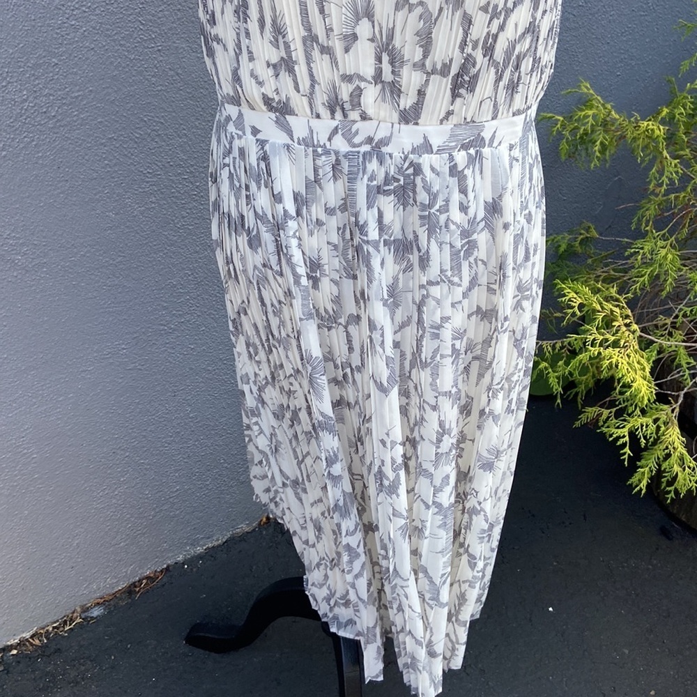 Banana Repulic Sketched Floral Pleated
Midi Dress with pockets - Picture 13 of 15